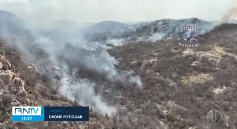 Fogo atinge área da serra - Foto: Drone Potiguar/cedidas