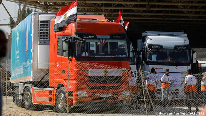 Caminhões com mantimentos chegam no lado palestino da fronteira com o Egito © Fornecido por IstoÉ