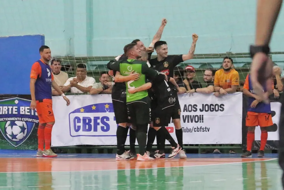 Jogadores do Sorocaba comemoram gol contra o Apodi-RN na final da Copa do Brasil - Foto: Gustavo Ginez/Magnus Futsal