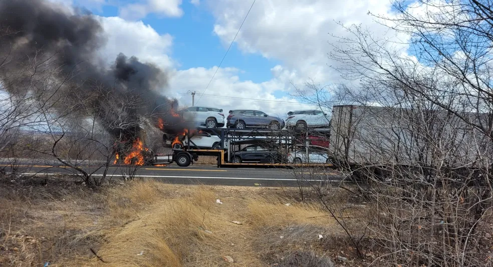 Caminhão-cegonha pega fogo na BR-304 no RN ?- Foto: Focoelho/Cedido
