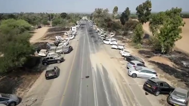 Carros foram deixados para trás pelos motoristas que tentavam fugir do grupo extremista islâmico Crédito: Reuters