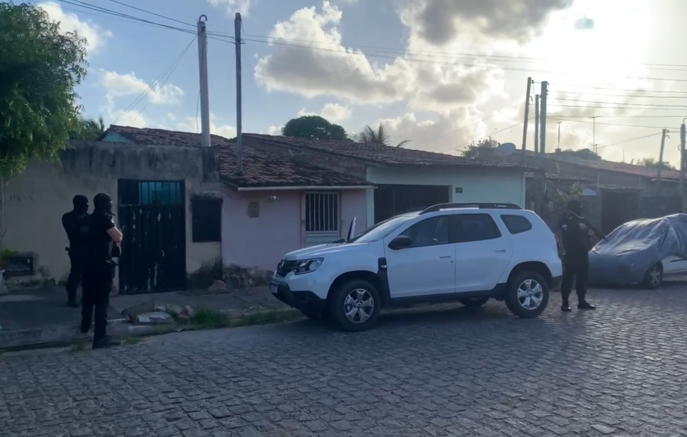 Uma operação deflagrada pela Polícia Civil do Rio Grande do Norte, na manhã desta sexta-feira (10), resultou na prisão de cinco suspeitos envolvidos em roubos de veículos com emprego de arma de fogo e
