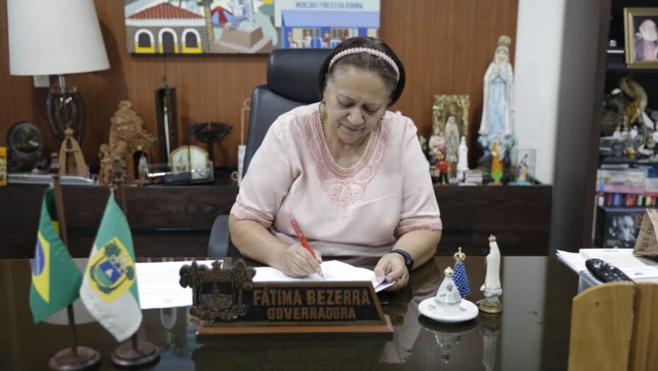 Governadora do Estado Fátima Bezerra assinando decreto. Foto: Sandro Menezes