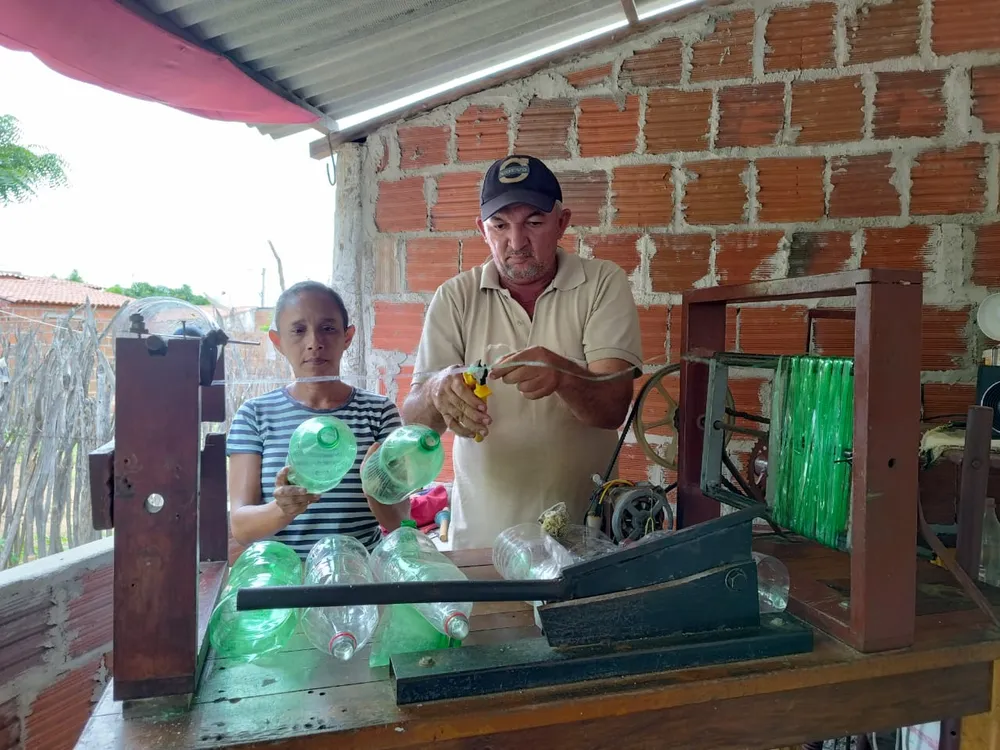 José Camilo e a esposa, com quem é casado desde 2007, têm uma fábrica de vassouras nos fundos de casa - Foto: Marcio Morais