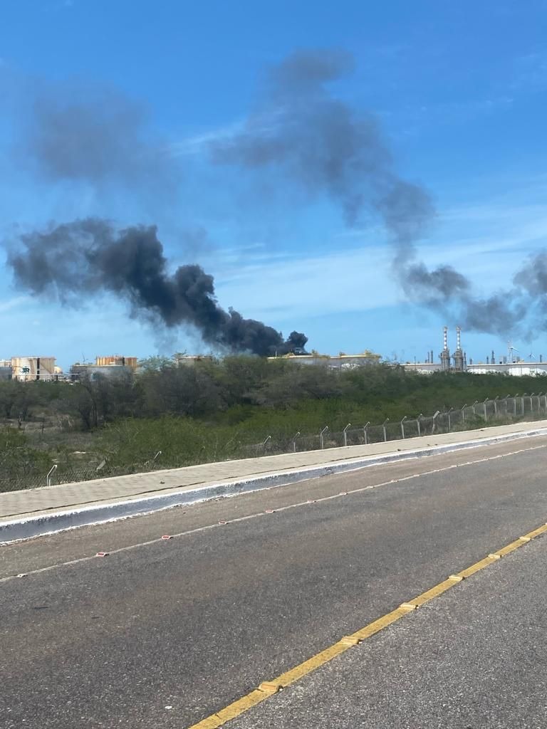 Incêndio na refinaria Clara Camarão teria começado no final da manhã e já foi controlado. Foto: Sindipetro/RN