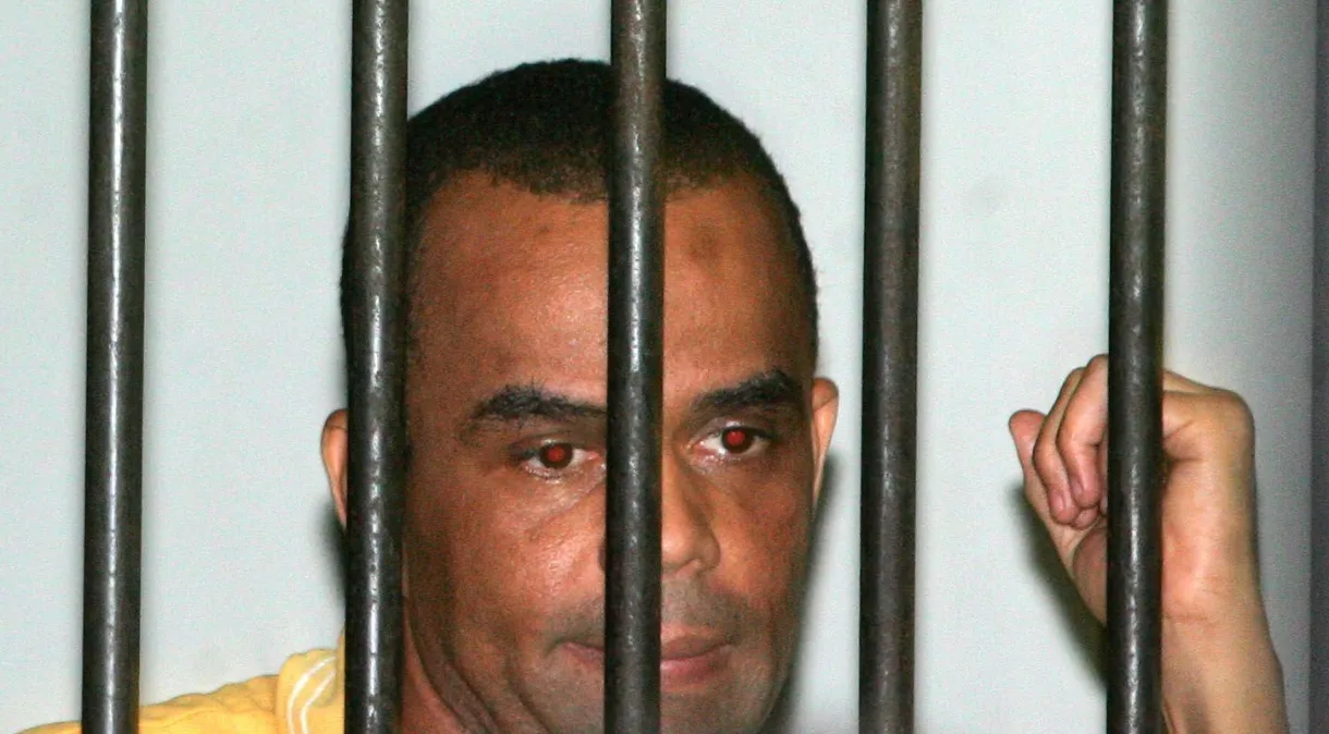 O traficante Luiz Fernando da Costa, o Fernandinho Beira-Mar, na carceragem do terceiro Tribunal do Júri, no Tribunal de Justiça do Rio de Janeiro Fábio Motta/Estadão Conteúdo - 15.set.2009