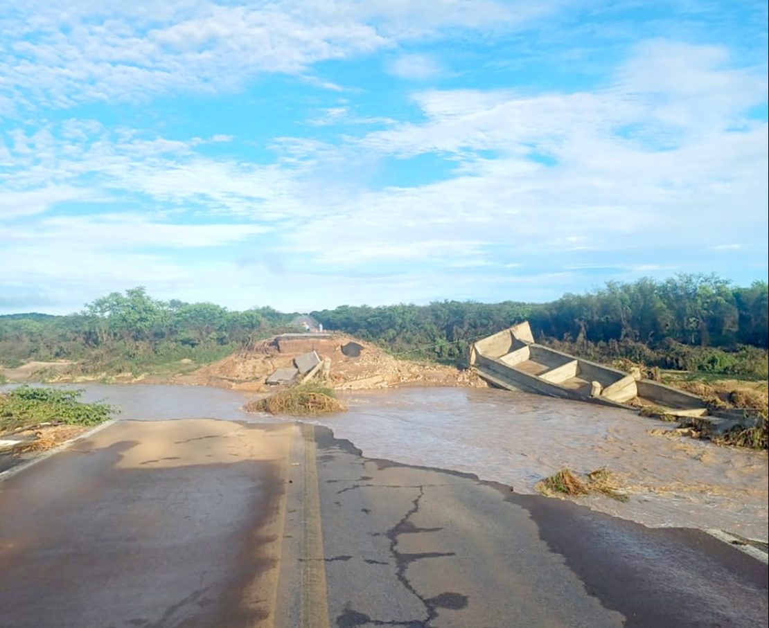 Ponte sobre o Rio Serra, em Lajes, desabou no domingo (31) - Foto: PRF