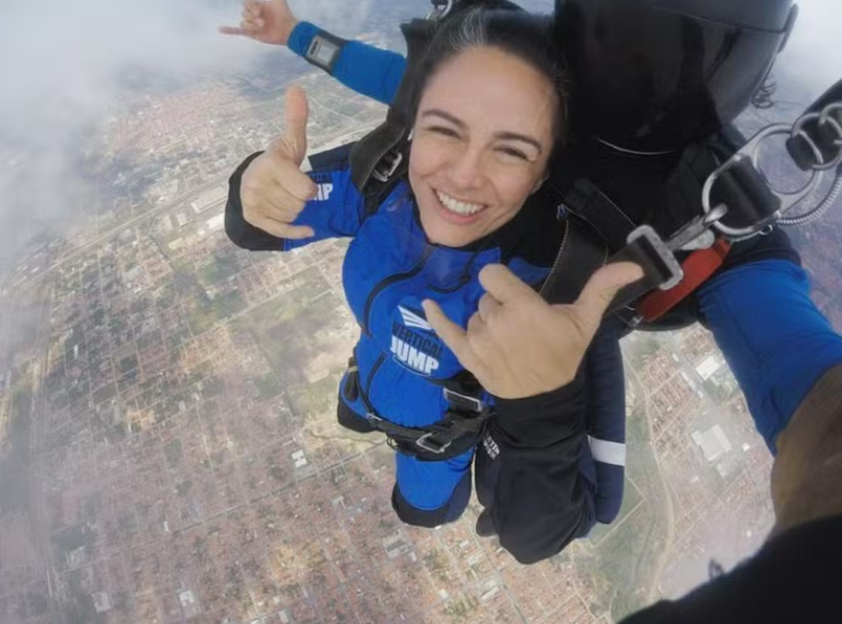 Fabiana em salto de paraquedas em Fortaleza - Foto: Redes sociais