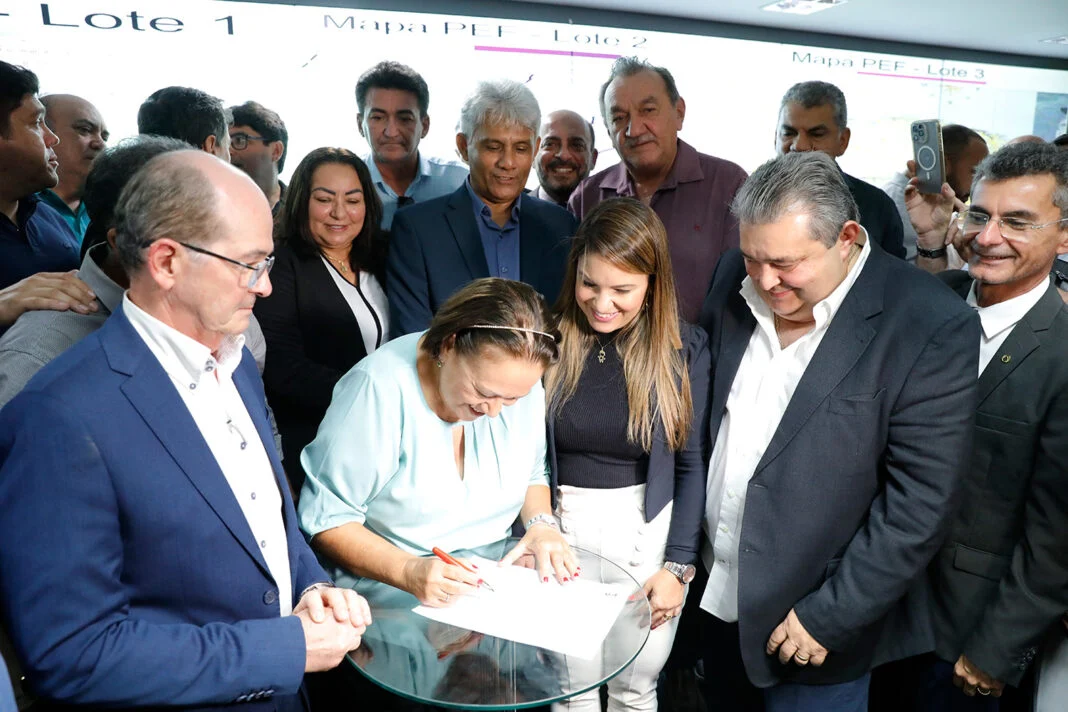 A governadora Fátima Bezerra assinou nesta quinta-feira (09) a ordem de serviço para restauração de mais um lote de rodovias estaduais - Foto: Carmem Felix