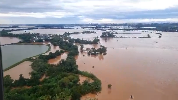 Avião da FAB sobrevoa região alagada após fortes chuvas no Rio Grande Sul Crédito: Força Aérea Brasileira