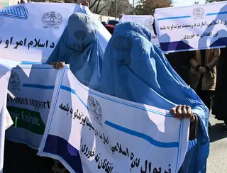 Manifestantes com burca demonstram apoio aos talibãs em Cabul