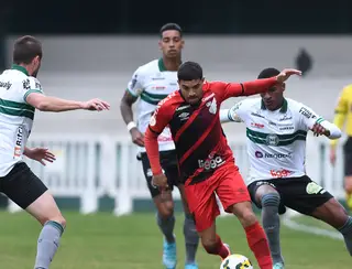 Coritiba derrota Fortaleza com gol nos acréscimos