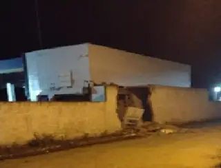 Criminosos invadem município, atacam delegacia a tiros e explodem cofre de posto de combustíveis no interior do RN