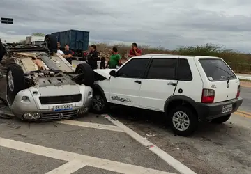 Acidente automobilismo foi registrado na tarde desta segunda-feira (03) na BR 304, entrada principal de Angicos 