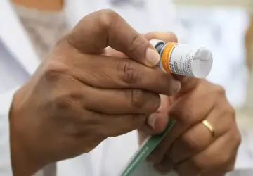 Profissional de saúde segura ampola de CoronaVac, imunizante contra Covid-19 �- Foto: Divulgação/Ascom/GESP