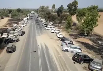 Carros foram deixados para trás pelos motoristas que tentavam fugir do grupo extremista islâmico Crédito: Reuters