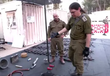 Militares israelenses explicam os efeitos de cada arma, em especial granadas termobáricas, usadas para incendiar quartos das casas. Explosão pode elevar temperatura do ambiente em 3.000 ºC