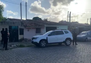 Uma operação deflagrada pela Polícia Civil do Rio Grande do Norte, na manhã desta sexta-feira (10), resultou na prisão de cinco suspeitos envolvidos em roubos de veículos com emprego de arma de fogo e