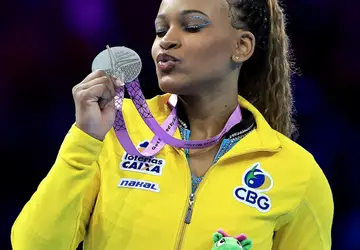 Rebeca Andrade foi coroada com o ouro nos saltos, prata no individual geral e solo e bronze na trave - Foto: CBG