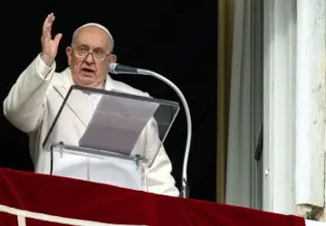 Papa Francisco lê a oração do Angelus de sua janela no Vaticano 08/12/2023 Vatican Media/Divulgação via REUTERS