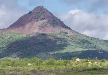 Pico do Cabugi, vulcão inativo (Imagem: Marinelson Almeida Silva/Wikimedia Commons)