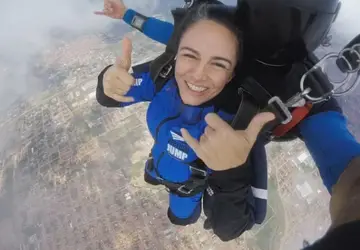 Fabiana em salto de paraquedas em Fortaleza - Foto: Redes sociais