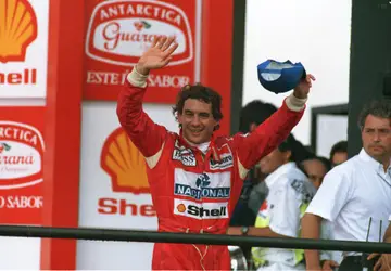 Foto de arquivo de 28/03/1993 do piloto brasileiro Ayrton Senna comemorando no pódio sua vitória do GP do Brasil de Fórmula 1, no Autódromo de Interlagos, na zona sul da cidade de São Paulo. A marca d