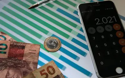 1 em cada 4 brasileiros não consegue quitar contas no fim do mês, diz CNI