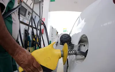 Petrobras reduz preço da gasolina nas refinarias em R$ 0,18 por litro
