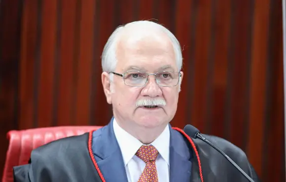 Brasil deve mostrar que rejeita "aventuras autoritárias", diz ministro